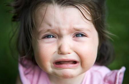 孩子哭到晕厥，小脸发紫，结果老人这样做救了孩子