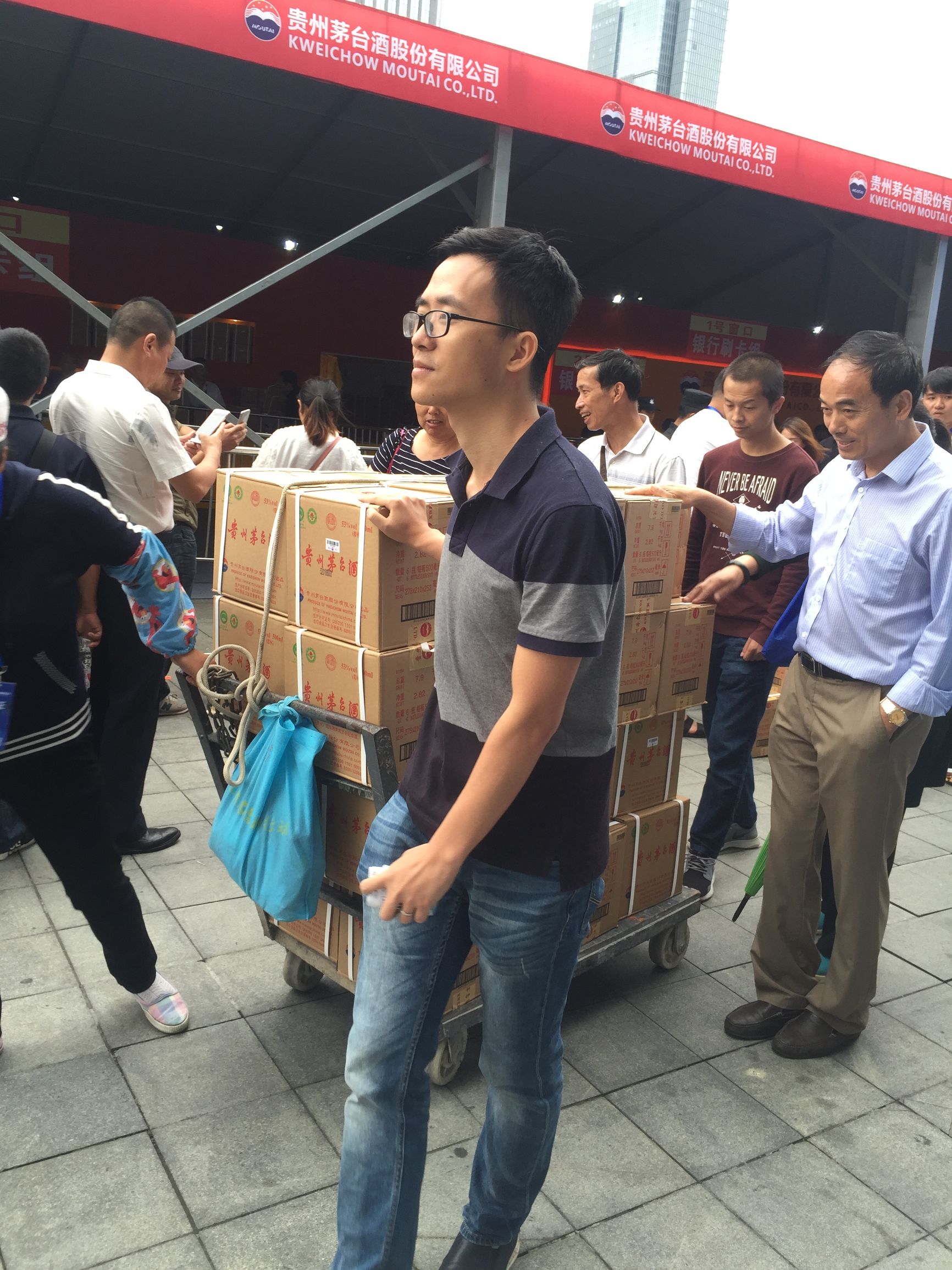 酒博会茅台酒展厅排队,酒博会茅台酒