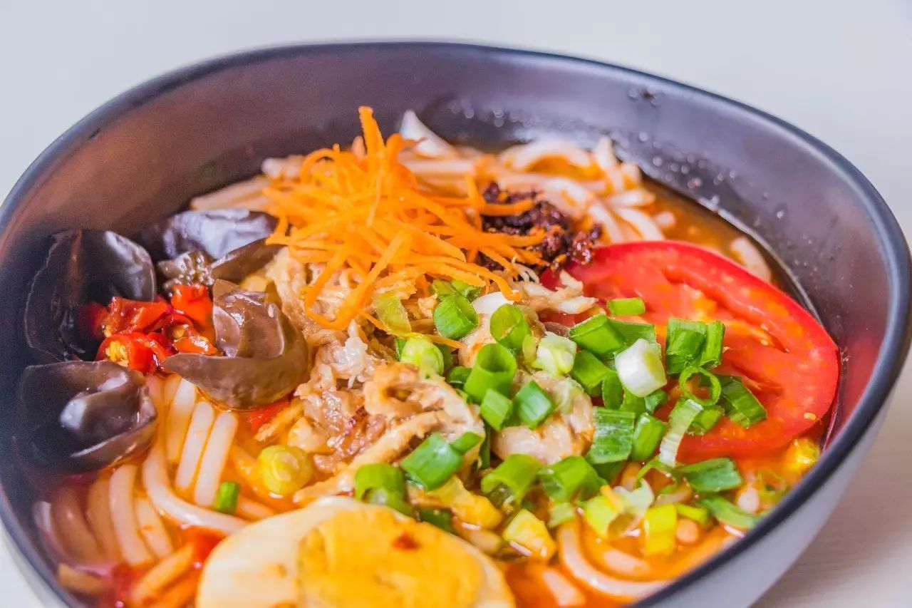 不到10㎡的店，一年卖100000+碗，下雨都要甩的米线竟来自泰国！