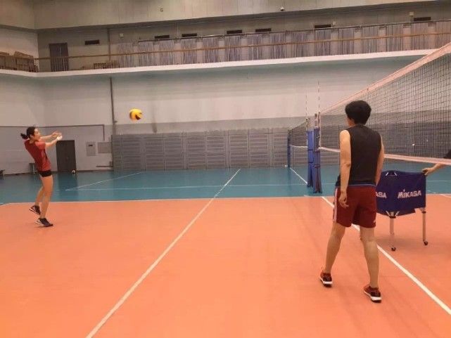 郎平豪夺第7冠，给朱婷开小灶，遥控指挥，病床还研究比赛录像