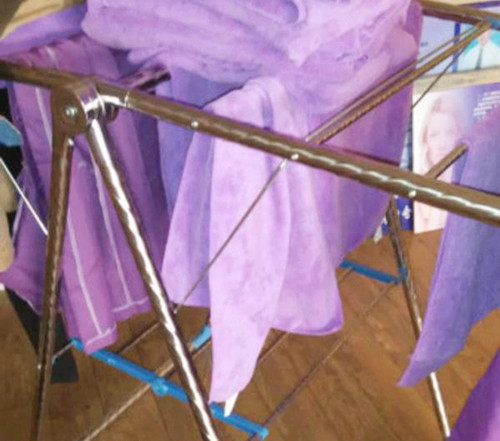 孩子剪完头发背后起疹子,小孩剪完头发后全身长红疹