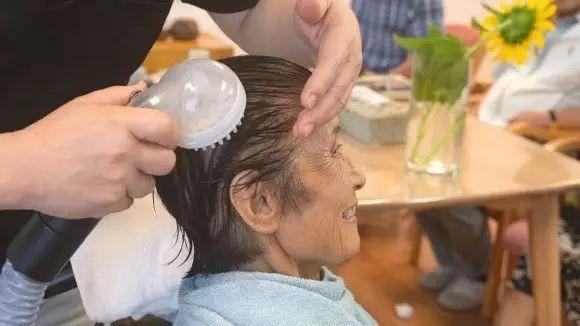 岛国研发让你躺在床上都能洗头的机器，满屏都是不可描述的画风！