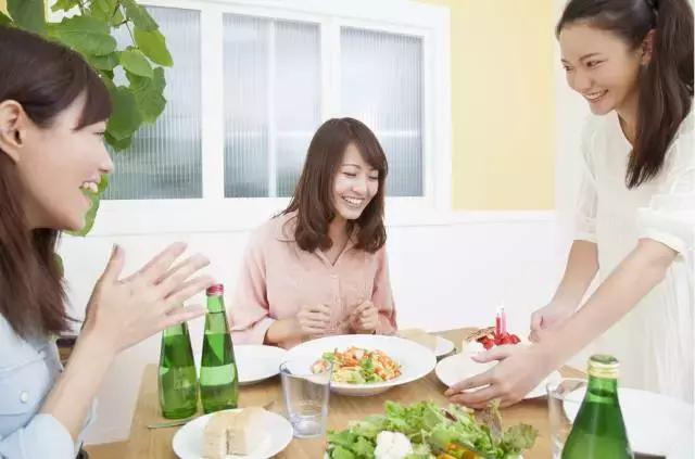 那些长期在大城市租房生活的人,住长租公寓的年轻人