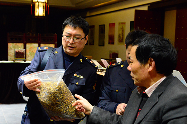 记者暗访上海药店天价药,药店销售假冒伪劣药材