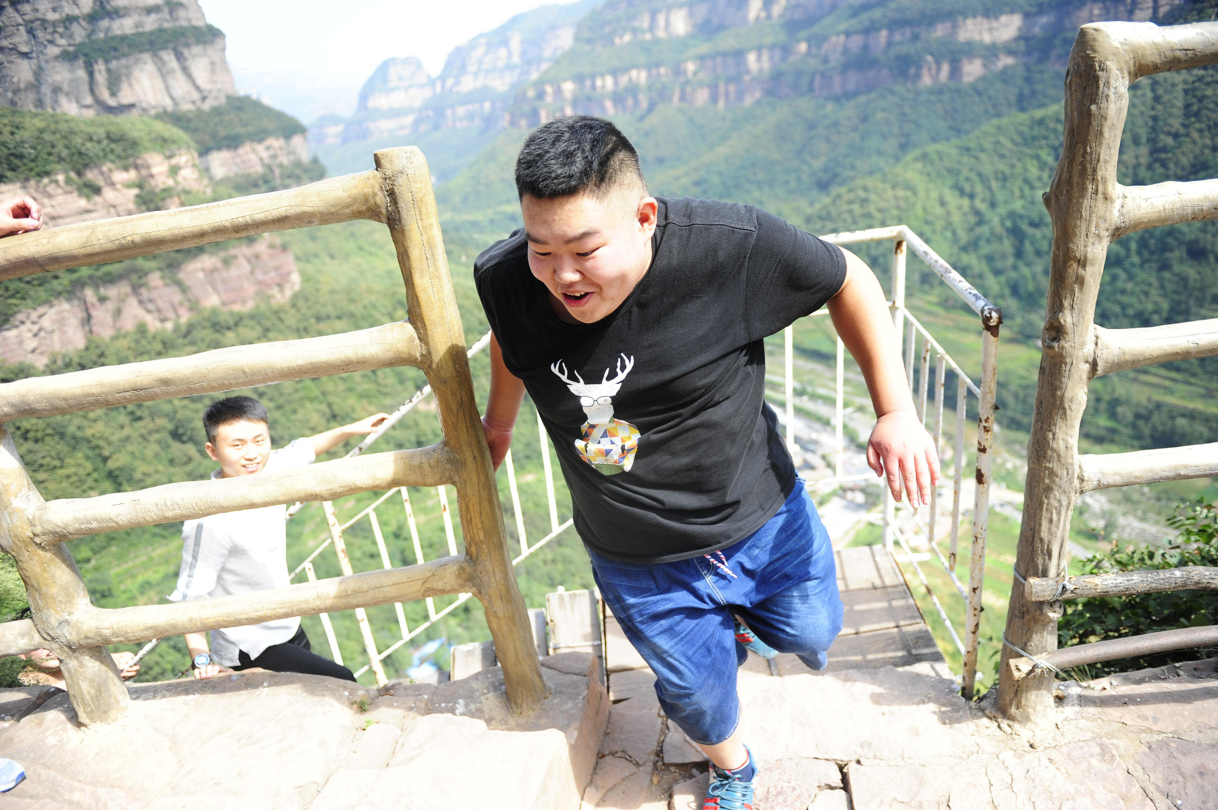 华山第一险长空栈道小伙跳下去,华山第一险长空栈道小伙吓得发抖