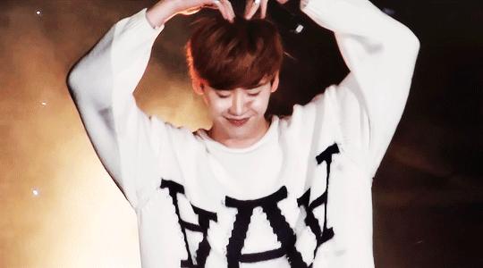 女孩头发毛躁碎发多炸毛怎么养护,女生头顶碎发多炸毛怎么处理