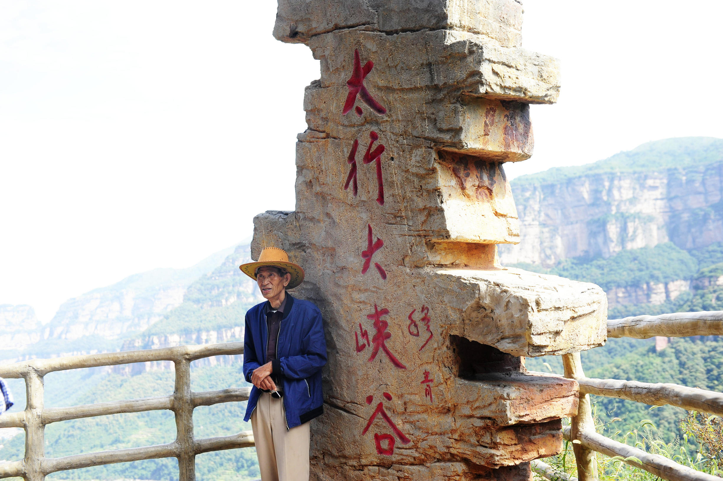 华山第一险长空栈道小伙跳下去,华山第一险长空栈道小伙吓得发抖