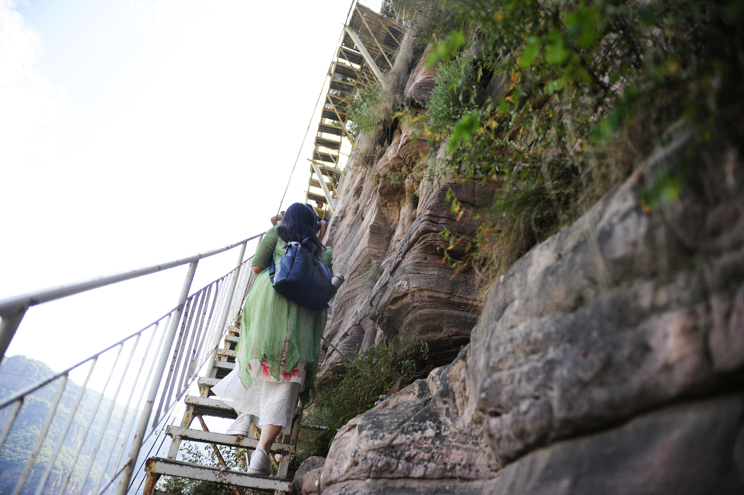 华山第一险长空栈道小伙跳下去,华山第一险长空栈道小伙吓得发抖