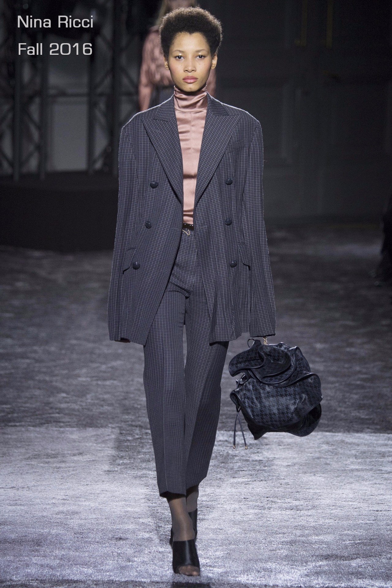 现在流行不可思议的衣服,最难以接受的时尚穿搭