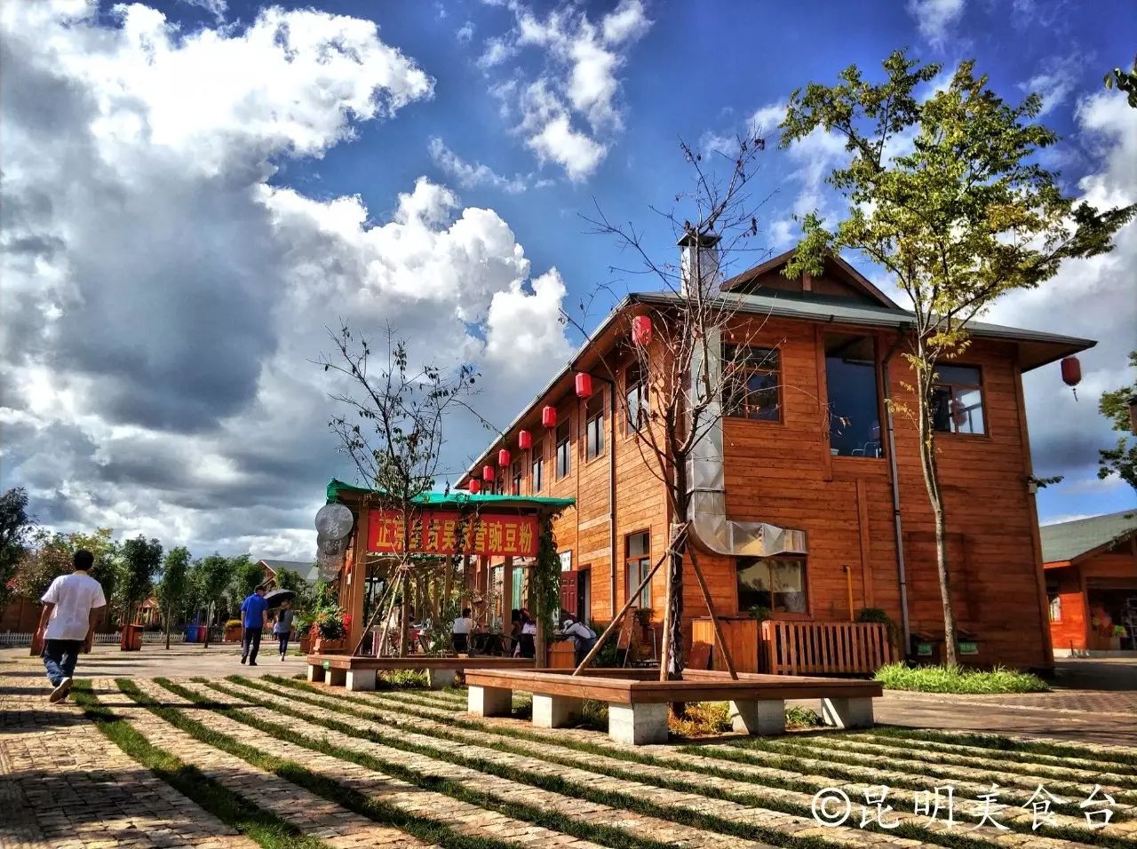 昆明捞鱼河公园万株野花如期绽放，国庆节踩烂2张共享单车也得去