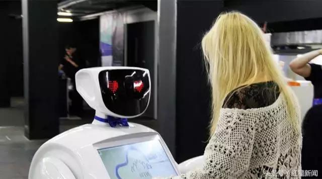 俄罗斯世界杯机器人“保镖”街头遭暴打，倒地大呼“救命”