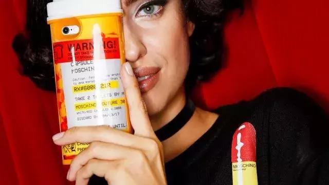 唐嫣的包包里放着一把大镜子,唐嫣背的小方盒子包包