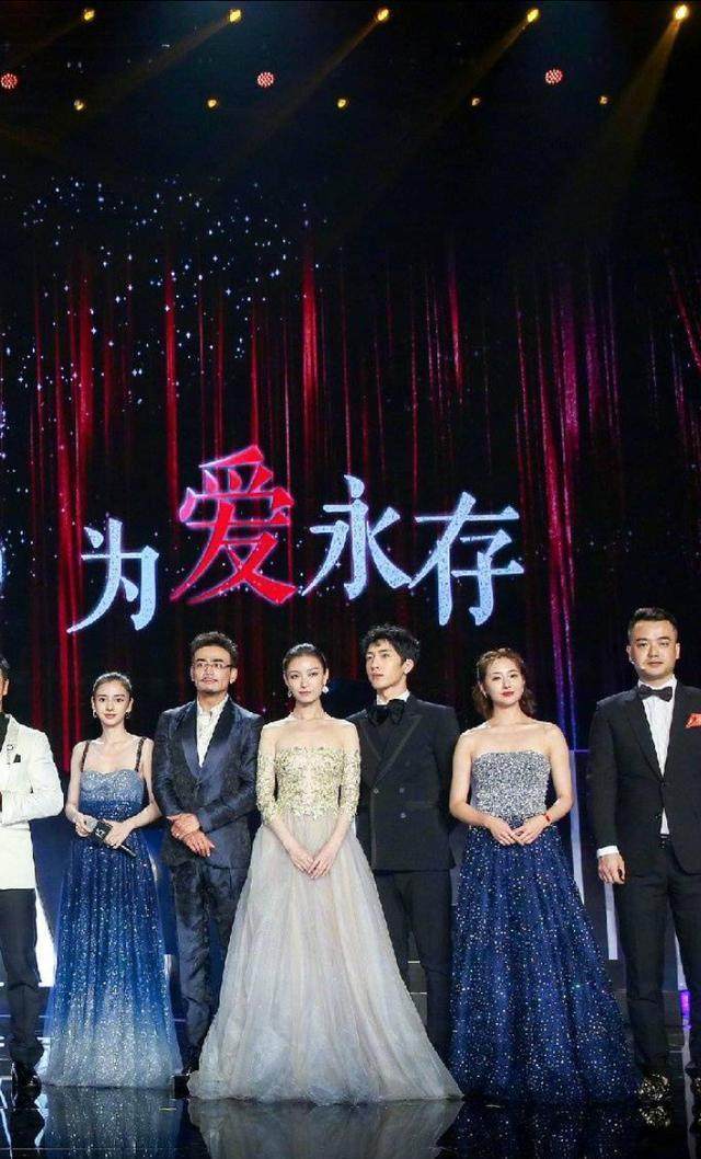 撞裙都撞得不分上下，还能说什么，热巴思燕同穿银色长裙