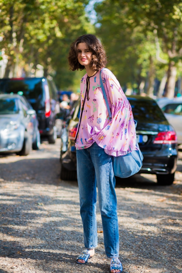 粉色毛呢大衣配什么颜色裤子好看,粉色衬衫搭配什么颜色的裤子好看