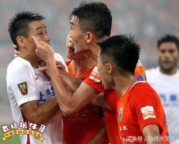 他才是真正的中国最佳前锋，从不晒富炫妻，资助贫困儿童踢球