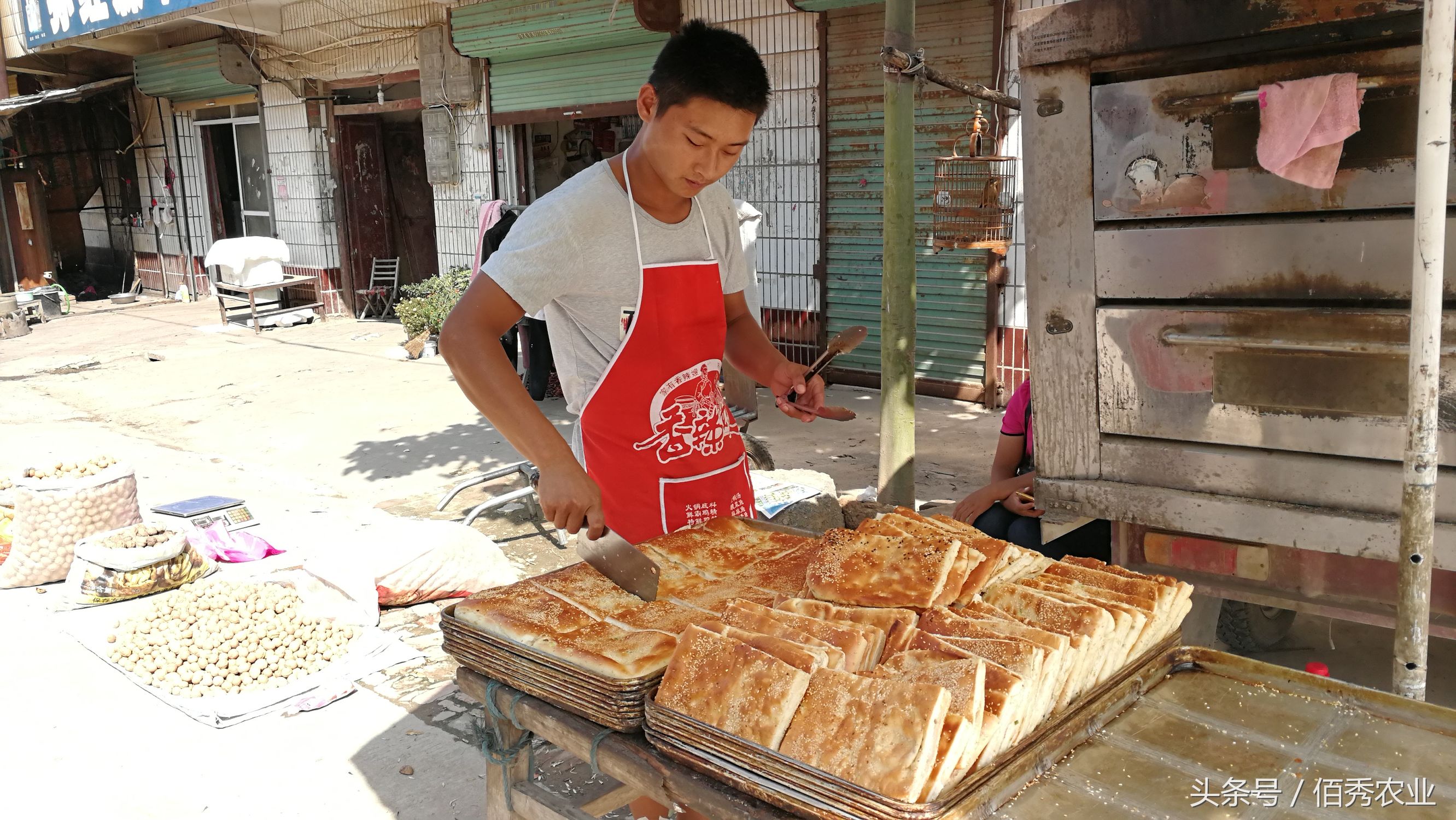 农村小伙在乡镇卖小吃生意惨淡,街头摆摊一个月能赚多少