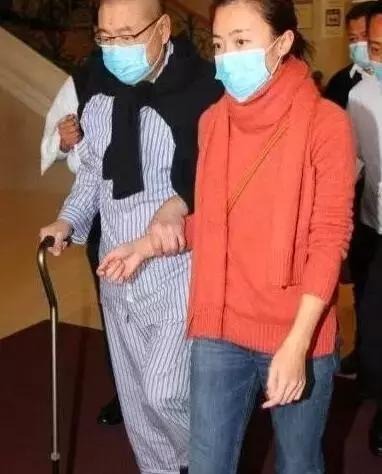 她比邓文迪更甄嬛，嫁大29岁重病富商，从狗仔逆袭为香港女首富