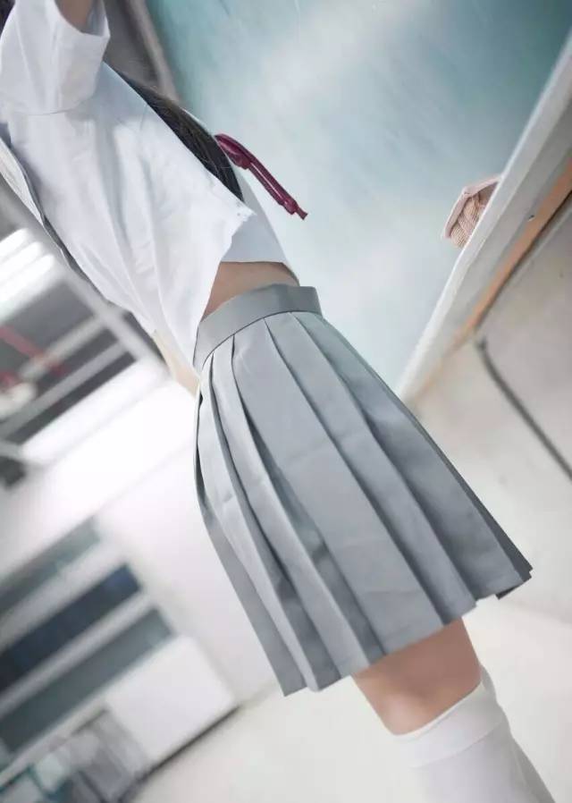 绝对领域的福利：过膝袜与短裙之间的那一抹暖色