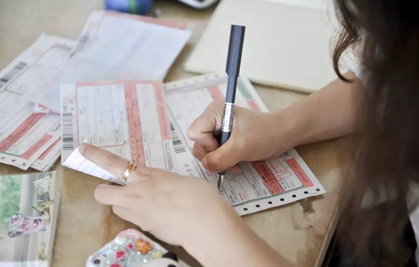 寄快递没收件有物流信息吗,快递员收包裹不给快递单号怎么办