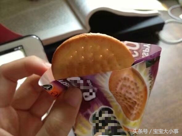 3岁宝宝吃了饼干后，狂吐一地，医生：晚1分钟后果严重