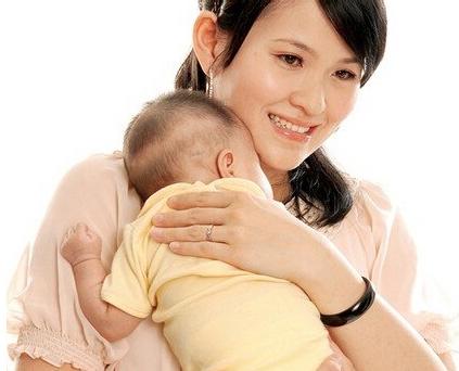 抱孩子的姿势能看出来,抱孩子的姿势与正确方式