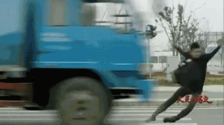 假摔、吊威亚、真人被撞飞，影视剧中的车祸戏是这么拍的？！