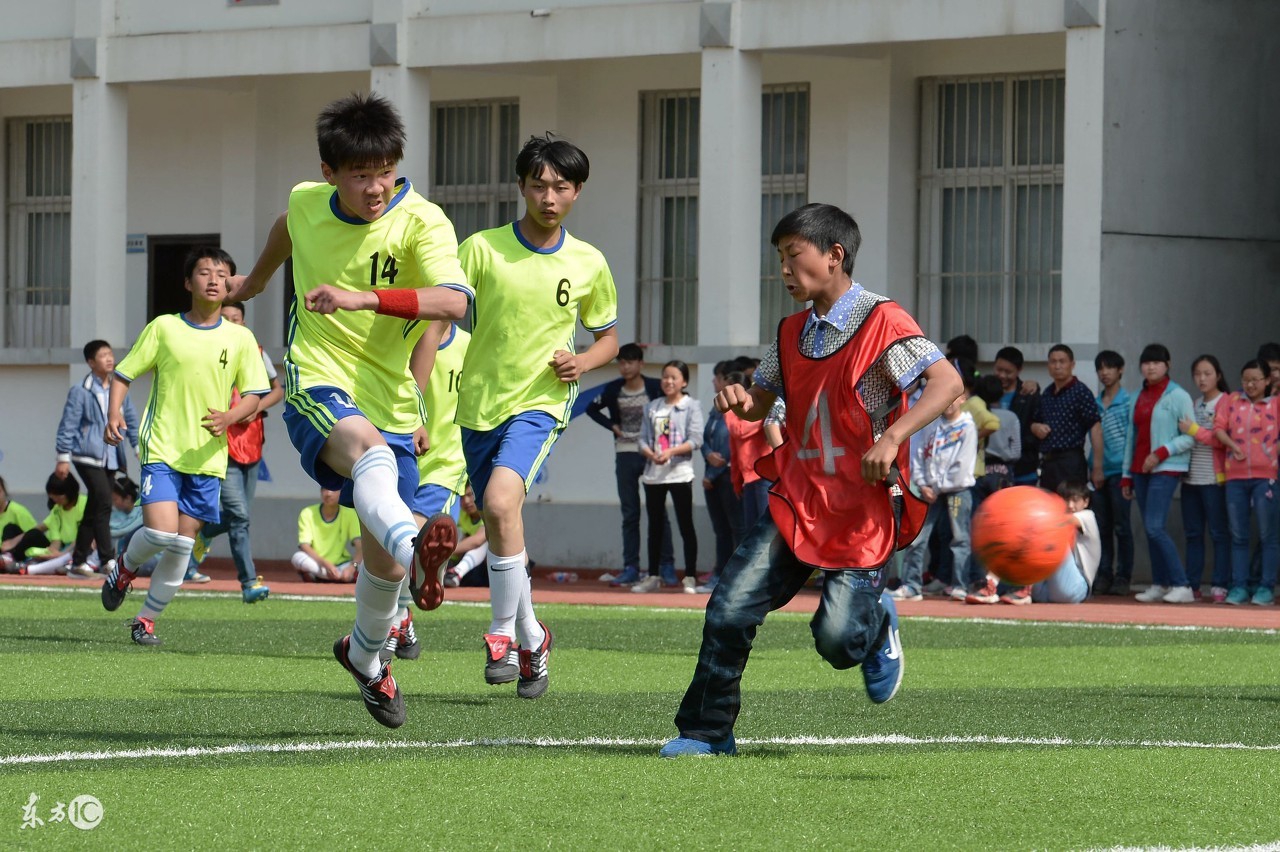 想让孩子学踢足球应该去哪里学,让孩子踢球锻炼