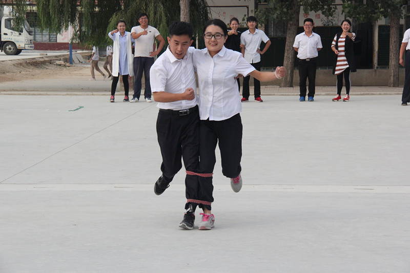 校园抱腿跑比赛,三溪初中运动会跑步比赛