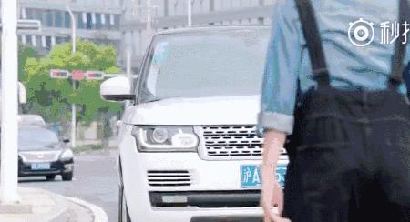 假摔、吊威亚、真人被撞飞，影视剧中的车祸戏是这么拍的？！