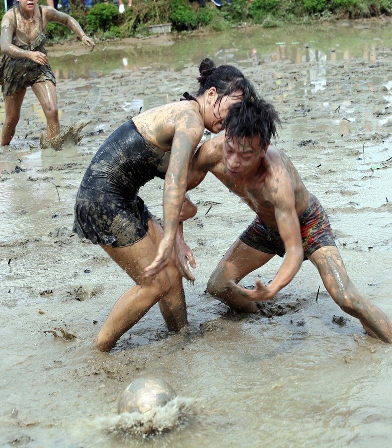 泥地足球赛完整版,泥地足球比赛视频大全