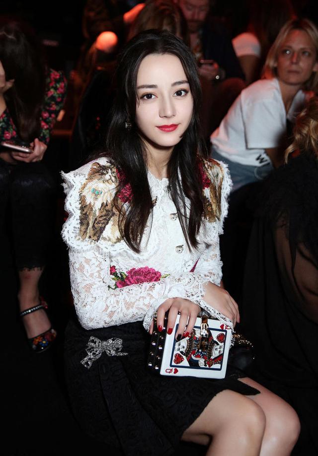 迪丽热巴走秀乔欣身穿红色抹胸裙,迪丽热巴杨幂唐嫣乔欣红毯秀