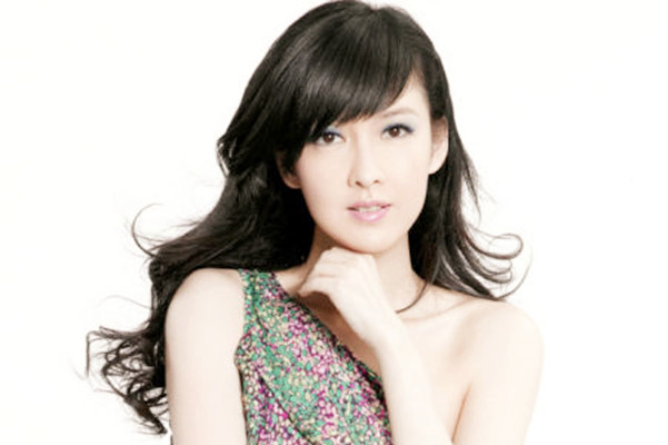 李克勤说她“像吃了防腐剂”，50岁周慧敏终于公开护肤保养秘笈