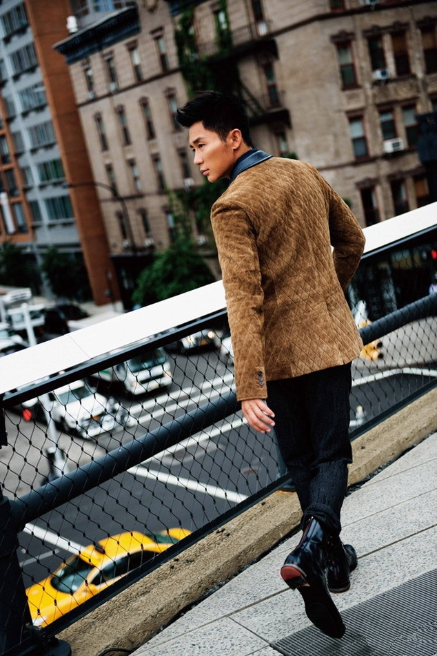 19岁出道,抱得美人归,转型当导演新作媲美《战狼2》成人生赢家