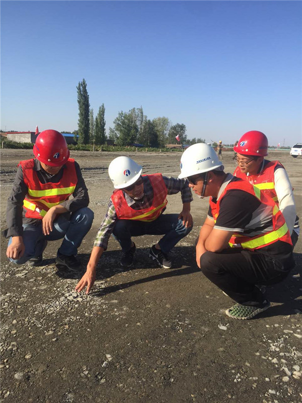 用生命铺路,用生命筑路以温暖搭桥图片