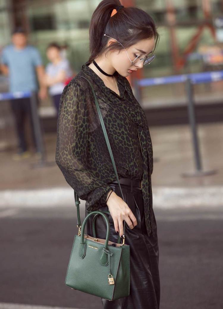 杨幂mk同款哪个颜色好看,深扒杨幂穿过的平价单品