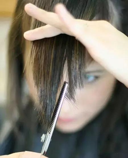 脑门大剪刘海又不好看怎么办,脸太圆了八字刘海怎么修