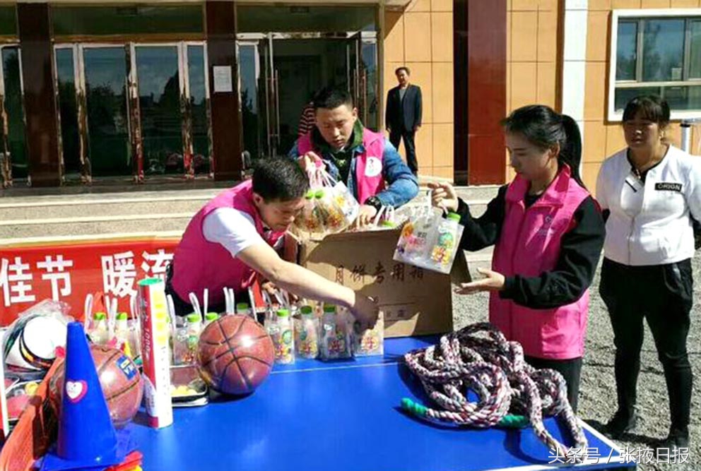 暖流志愿者,志愿者慰问贫困学生送爱心送温暖