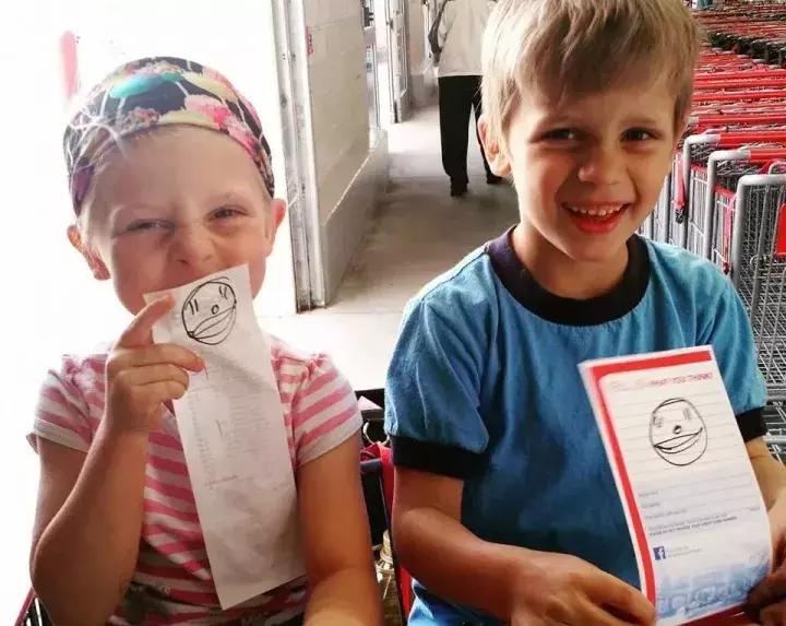 他是一名超市检票员,却依靠神奇画风,给大家带来快乐