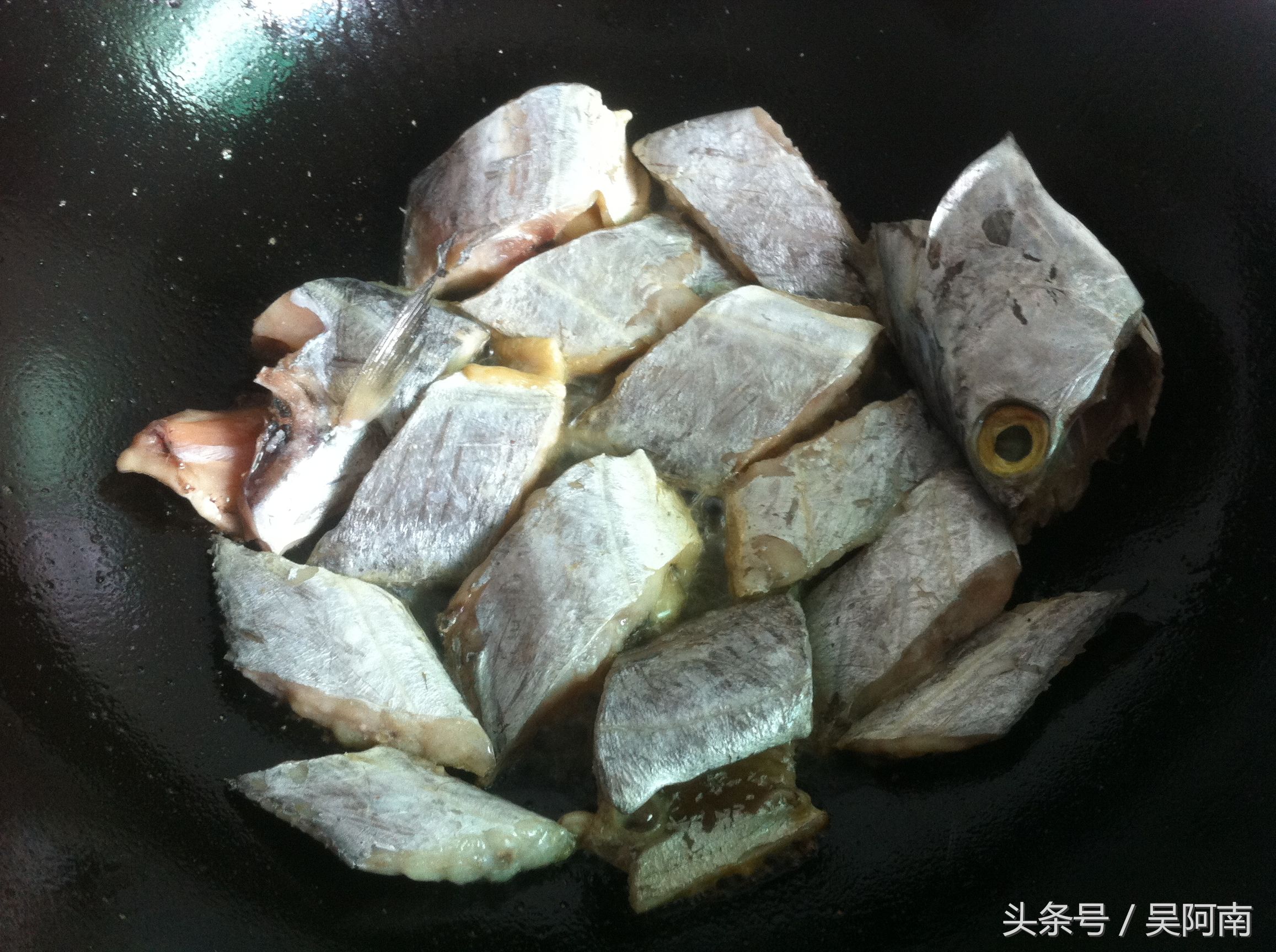 怎样煎带鱼不碎不粘锅又好吃,电饼铛煎带鱼怎么做不粘锅不破皮