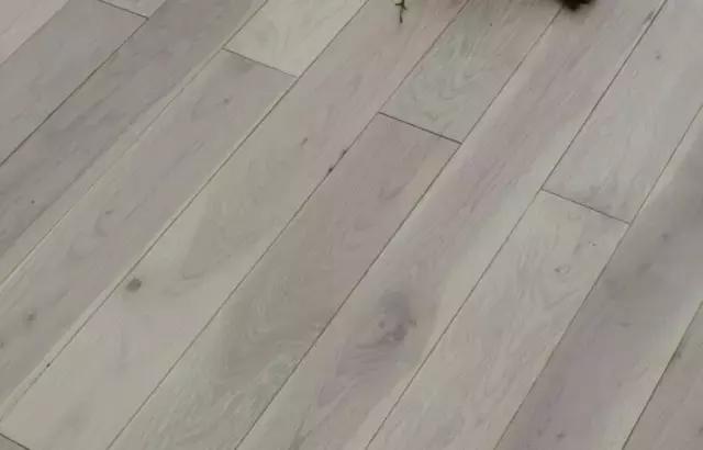 实木地板有坑怎么补救,番龙眼实木地板容易起坑