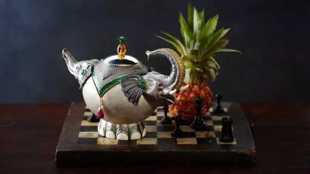 我无法送你泰姬陵，但我可以为你打造一把价值三百万美金的茶壶！