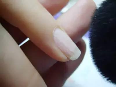 涂甲油胶的正确姿势,涂甲油胶的正确诀窍