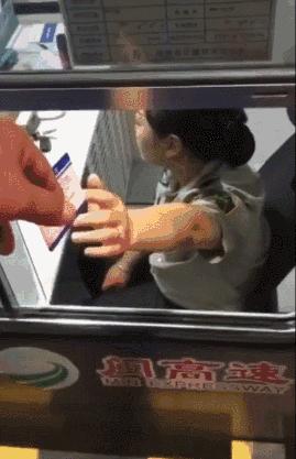 司机与收费员杠上！“你递啊”“你伸啊”！网友吵翻……