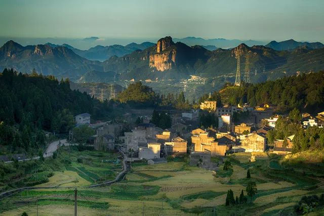 风吹稻浪黄金灿原创,风吹稻田金灿灿原文