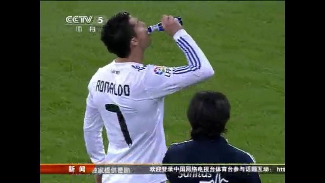 踢足球喝什么,踢足球一天喝多少水合适