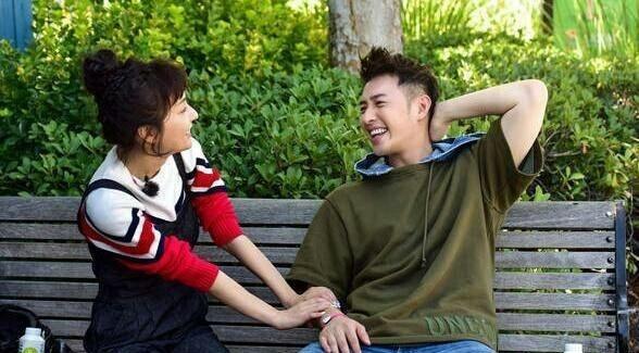 吴昕可爱的瞬间何炅一脸宠溺,吴昕杜海涛拍照