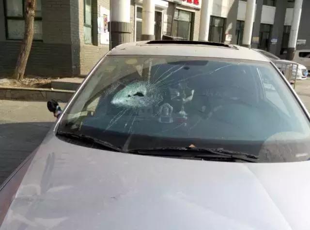 钥匙掉在车里怎么打开车门,车钥匙落车里砸哪个玻璃实惠