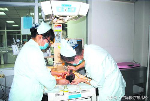 新生儿出生8天，下身出血紧急就医，不料医生检查后却笑了