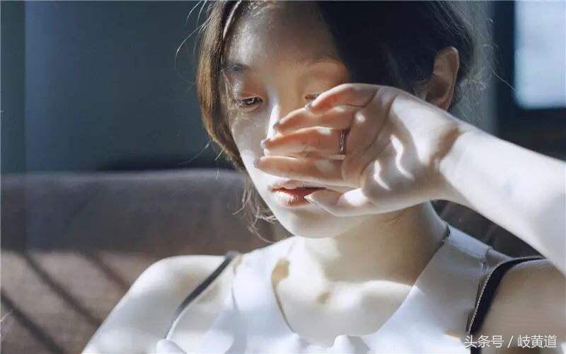 情绪激动的时候胸口阵痛气短,情绪激动就胸痛是心脏病吗