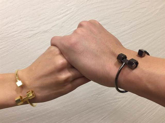 被公公批衬衣领子太低，何润东太太顽皮应对，公公哭笑不得